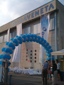 Organizzazione Eventi aziendali: arco di palloncini azzurri e bianchi