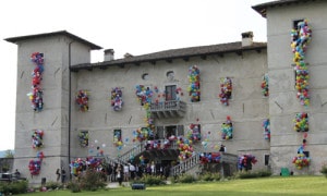 allestimento palloncini personalizzati, cascate di palloncini colorati escono dalle finestre di un castello