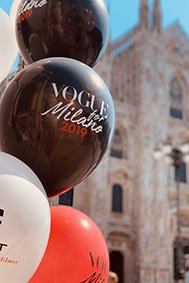 Palloncini personalizzati e gonfiabili pubblicitari a Milano: come attirare clienti senza rischi